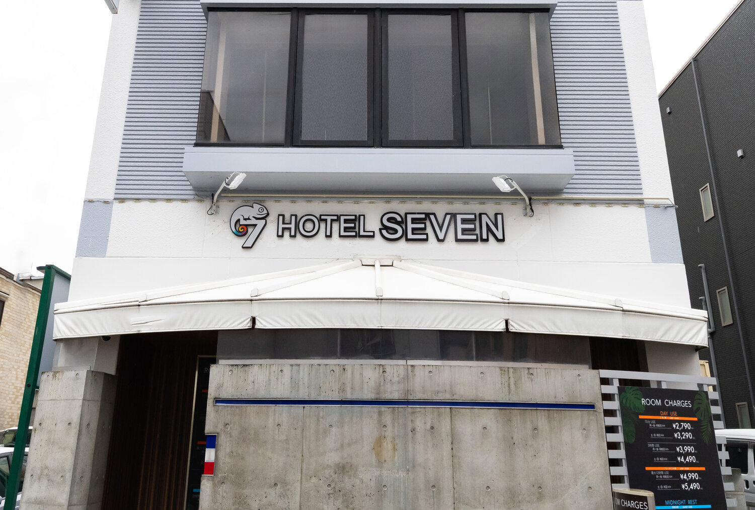 ホテルセブン外観（夜）